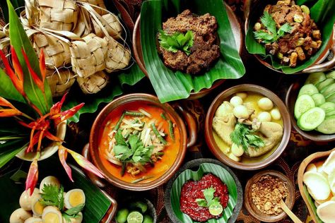 Traditional Foods You Should Eat in Java, Indonesia Starter Dishes, Peanut Dipping Sauces, Boiled Vegetables, Spicy Peanut Sauce, Indonesian Cuisine, Baskin Robbins, Halal Recipes, China China, Healthy Diet Recipes