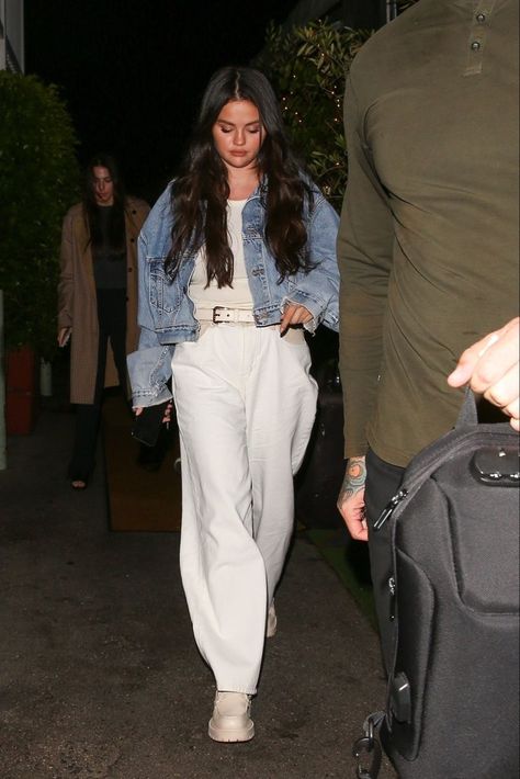 Selena Gomez Outfits Casual, Selena Gomez Street Style, Selena Gomez Outfits, Selena Gomez Cute, Celebrity Casual Outfits, Selena Gomez Photos, Selena Gomez Style, Marie Gomez, Causual Outfits