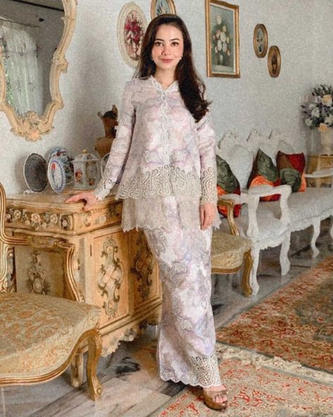 Baju Kurung Moden Style, Beautiful Gown Designs, Dress Brokat Modern, Eid Fashion, Nikah Outfit, Kebaya Modern Dress, Kebaya Dress, Lace Dress Design, Traditional Dresses Designs