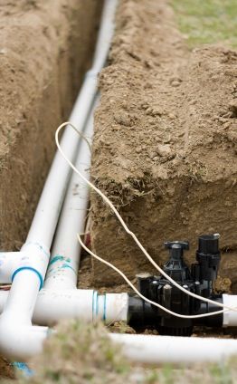 How to Install an Underground Sprinkler System - Line Trench Sprinkler System Design, In Ground Sprinkler System, Sprinkler System Diy, Irrigation System Diy, Lawn Sprinkler System, Sprinkler Repair, Lawn Irrigation, Underground Sprinkler, Irrigation Systems