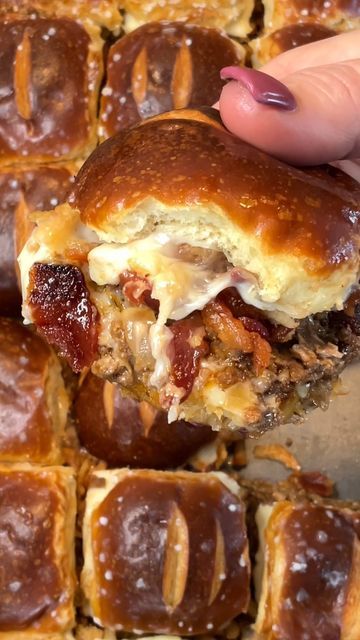 Bacon Cheeseburger Sliders On Pretzel Buns, Pretzel Slider Buns, Bacon Cheese Burger Sliders, Pretzel Burger Sliders, Sliders On Pretzel Buns, Pretzel Bun Sliders Recipes, Pretzel Sliders Recipes, Pretzel Bun Sliders, Slider Sunday