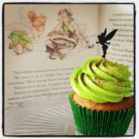 Tinker bell cupcakes from sweet_shoppe on Instagram and Leahs Sweetshoppe on Facebook Tinkerbell Cupcakes, Tinkerbell Theme, Pirate Fairy Party, Fairies Party, Fairy Princess Party, Tinkerbell Birthday, Tinkerbell Cake, Disney Cupcakes, Peter Pan Party