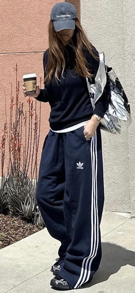 Addidas Outfit Street Style, Adidas Pants Woman, Oversized Track Pants Outfit, Copenhagen Style Summer 2023, Jogging Adidas Outfit, Womens Sporty Outfits, Wide Leg Adidas Pants Outfit, Trackpant Outfit Street Style, How To Style Adidas Pants