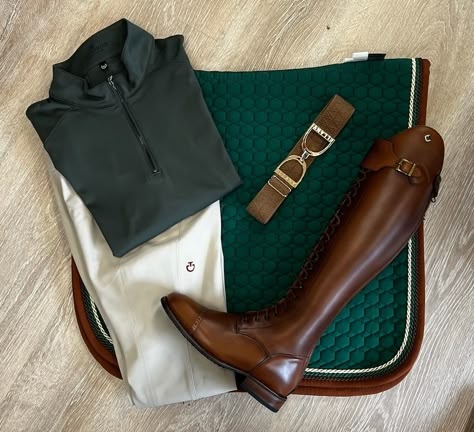 Hunter Green Saddle Pad, Brown Equestrian Boots Outfit, Equestrian Outfits Aesthetic, Cute Equestrian Outfits, Green Saddle Pad, Rich Equestrian Aesthetic, Horse Riding Outfits, Riding Outfit Equestrian, Equestrian Style Outfit