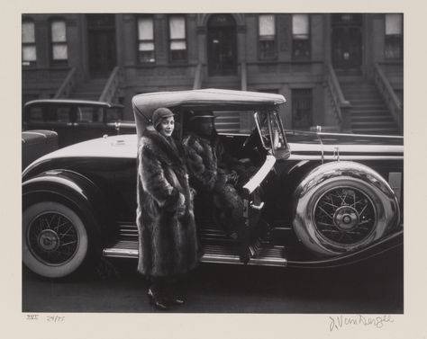 James Van Der Zee – Williams College Museum of Art James Van Der Zee, Black Arts Movement, Yale School Of Art, Marcus Garvey, African American Family, Colorized Photos, Alpha Phi, National Portrait Gallery, National Gallery Of Art