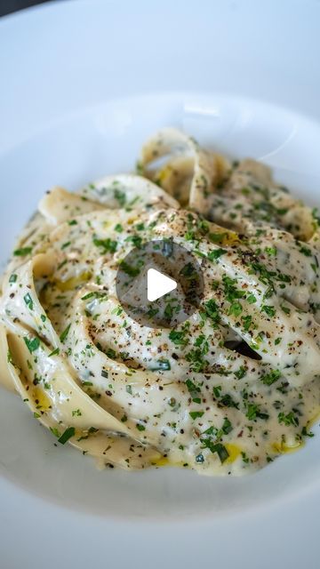 Pasta Serving Ideas, White Sauce Pasta Recipes, Dinner Ideas Spring, Alfredo Pasta Recipes, White Wine Cream Sauce, Gourmet Pasta, Combination Of Colors, Pasta Recipes Alfredo, Pasta Alfredo