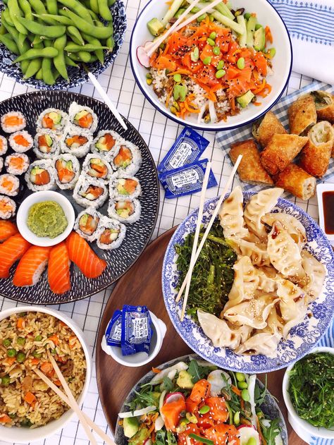 Sushi Night At Home, Sushi Dinner Party, Sushi Buffet, Sushi Dinner, Asian Dinners, Sushi Platter, Sushi Party, Sushi Night, Asian Inspired Dishes