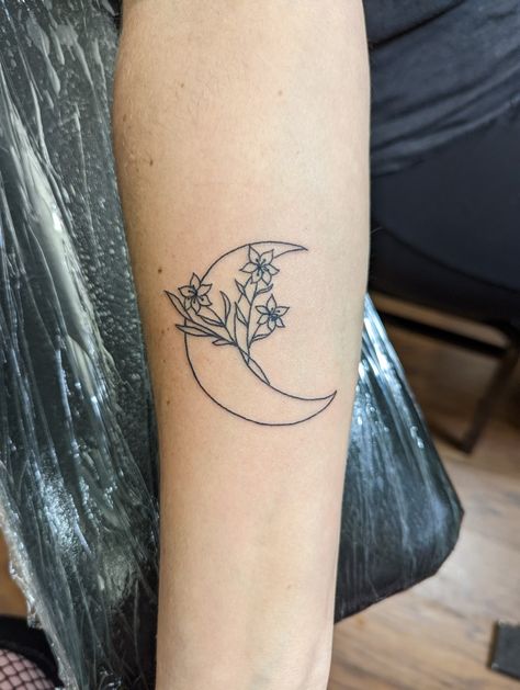 Pisces Daffodil Tattoo, Moon With Lily Tattoo, Tulip Moon Tattoo, Moon And Daffodil Tattoo, Moon Daffodil Tattoo, Simple Moon Tattoos, Water Lily Moon Tattoo, Daffodil Moon Tattoo, Moon And Flower Tattoo