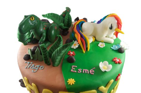 Dinosaur and Unicorn twin birthday cake fondant covered with chocolate T. rex and unicorn Dinosaur Unicorn Cake, Twin Birthday Ideas Boy Girl, Ying Yang Cake, Dinosaur And Unicorn Birthday Party, Cake Birthday Boys, Unicorn And Dragon Party, Unicorn Dinosaur Party, Dinosaur Gender Reveal, Sunshine Birthday Cakes