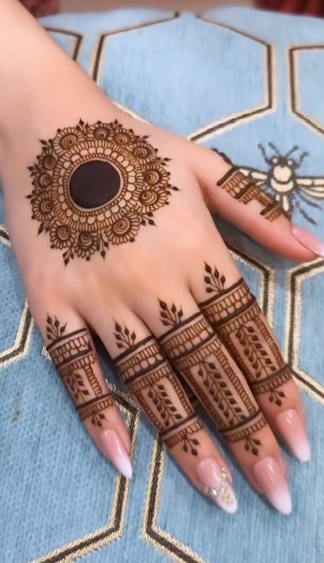 #hennadesigns #henna #hennaart #hennaartist #hennatattoo #mehndi #hennalove #hennadesign #hennainspire #hennawedding #mehendi #hennainspiration #bridalhenna #hennafun #hennainspo #art #mehndidesigns #mehandi #mehndiartist #hennasimple #hennartist #mehendidesign #mehndidesign #hennalookbook #whitehenna #wedding #mehndiart #bridalmehndi #hennapengantin #hennamurah Alta Mehendi Designs, Mehendi Designs For Hands Simple 2024, Rajwadi Mehndi Design, Mehendi Designs For Back Hands Simple, Mehandi Designs For Hands Back, Simple Hand Mehndi, Mehendi Designs For Hands Back, Mehendi Back Hand, Henna For Wedding