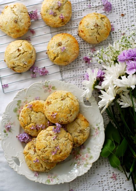 cottage kitchen lilac scones + rose water devonshire cream Lilac Recipes Desserts, Kitchen Lilac, Lilac Flower Recipes, Lilac Recipes, Lavender Vanilla Scones, Rasberry Scones Easy, Devonshire Cream, Lavender Scones, Flower Recipes