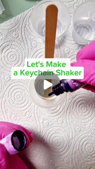 How To Make Resin Shaker Keychain, Shaker Keychain Ideas, Cute Resin Keychain Ideas, Diy Shaker Keychain, Beadable Products Diy, Epoxy Resin Keychain Ideas, Acrylic Circle Crafts, Keychain Resin Ideas, Resin Keychain Ideas