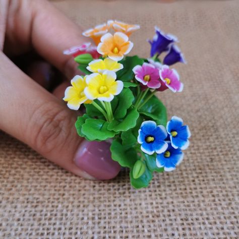 Polymer Clay Jewelry With Flower Charm Gift, Polymer Clay Mini Flowers Tutorial, Tiny Polymer Clay Flowers, Polymer Clay Tiny Flowers Tutorial, Polymer Clay Miniature Flowers, Flower Gift Ideas, Miniature Plants, Polymer Crafts, Paper Dolls Printable