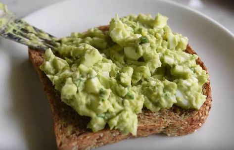 Ben je toe aan iets nieuws op je lunchbord? Heb je wel eens een broodje avocado geprobeerd? Het is heel smaakvol, romig en gezond en zeker... Toast Avocado, Multi Grain Bread, Easy Egg Salad, Rice Recipes For Dinner, Avocado Egg Salad, Egg Salad Sandwiches, Kinds Of Salad, Egg Salad, Avocado Egg