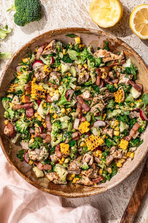 This fresh and nutritious salad is filled with flavours of the mediterranean. With a zesty sumac dressing, juicy and tender marinated chicken and crunchy corn and broccoli, this salad is a crowd pleaser. Steak And Corn Salad, Fall Salad With Chicken, Shredded Salad, Corn And Broccoli, Salad Grilled Chicken, Sumac Dressing, Tex Mex Salad, Crunchy Broccoli, Crunchy Corn