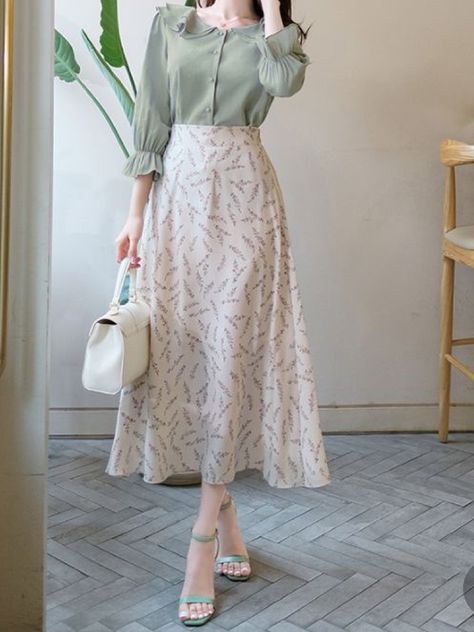 Modest Preppy Outfits Skirts, Simple Long Skirt Outfits, Long Skirt Outfits For Summer Modest, Vintage Korean Fashion, Long Skirt Outfits For Summer Aesthetic, Long Skirt Outfits Modest, Outfit Gereja, Simple Girly Outfits, Korean Modest Fashion