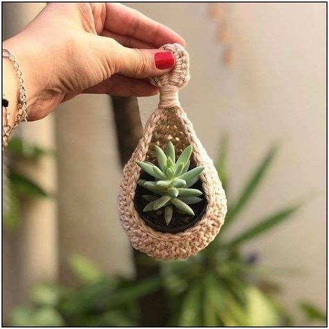 Toujours les nouveautés chez The Garden 🌵🌾🌿🌷⚘🌱🌲🌹💐 Crochet Plant Hanger, نباتات منزلية, Crochet Plant, Macrame Plant Hangers, Macrame Ideas, Plant Hangers, Crochet Diy, Macrame Art, Macrame Projects