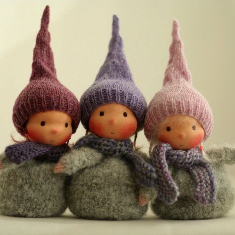 Knitted Waldorf gnome dolls 6" :) Waldorf Crafts, Sock Dolls, Waldorf Toys, Peg Doll, Art Dolls Handmade, Waldorf Doll, Waldorf Inspired, Tiny Dolls, Waldorf Dolls