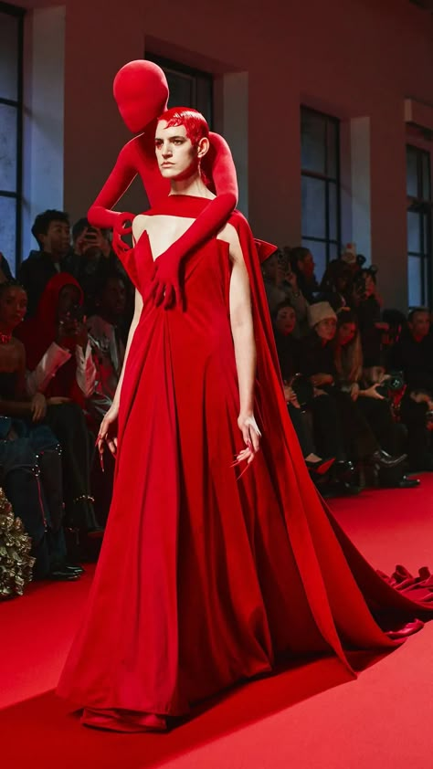 Maison Margiela, Fendi and Valentino at the Paris Couture - The New York Times Extravagant Dresses Haute Couture, Fashion Show Props, Horror Couture, Emotional Fashion, Courtney Love Style, Red Haute Couture, Blood Costume, Dresses Extravagant, New Look Skirts