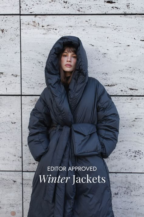 Stay warm and stylish this winter with our curated guide to the best jackets. From cozy puffers to elegant wool coats, find your perfect cold-weather companion. Explore top-rated styles at Editorialist for a fashionable and cozy season ahead. Aritzia Cocoon Coat Outfit, Stylish Puffer Jacket, Big Coat Outfit, Long Puffer Coat Outfit, Blue Outfit Winter, Puffer Coat Outfit, Street Wear Ideas, Best Winter Jackets, Long Winter Jacket