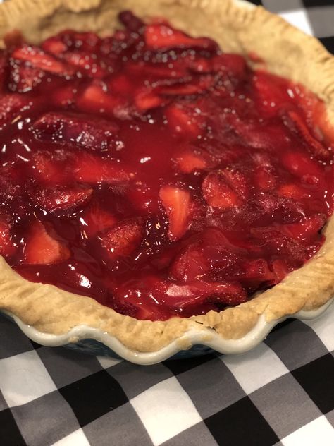 Sweet Strawberry Pie - Jessica Watt Big Boy Strawberry Pie, Pie Party Ideas, Texas Pie, Basic Muffins, Fresh Strawberry Pie Recipe, Recipes With Strawberries, Desserts With Strawberries, Strawberry Cream Cheese Pie, Strawberry Pie Recipe