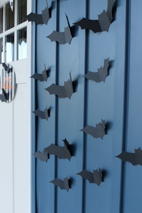 Paper bats for Halloween decorations Simple Halloween Porch, Bats For Halloween, Paper Bats, Friendship Book, Handmade Halloween Costumes, Halloween Cricut, Orange Craft, Paper Bat, Cricut Inspiration