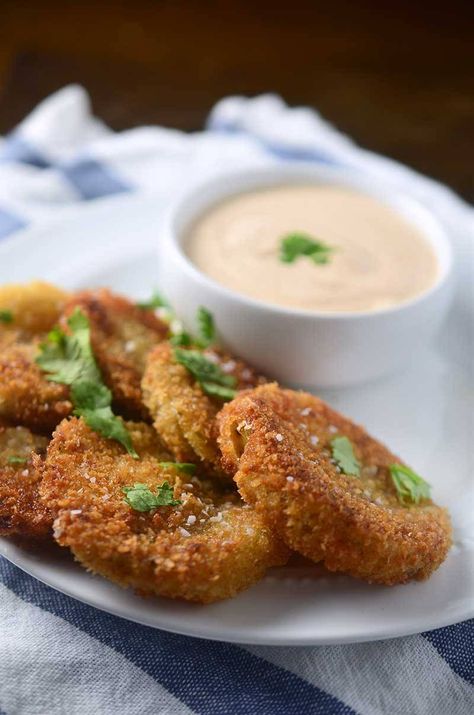 Fried Green Tomatillos Chipotle Dip, Tomatillo Recipes, Tomato Dishes, Burger Toppings, Fried Food, Mexican Dishes, Veggie Recipes, Appetizer Snacks, Mexican Food Recipes