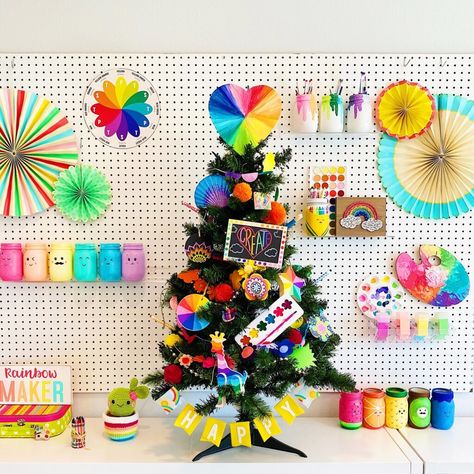 Theme Christmas Tree, Rock Painting Supplies, Floral Christmas Tree, Art Christmas Tree, Christmas Rock, Felt Ball Garland, Easter Colouring, Homemade Decor, Pine Cone Crafts