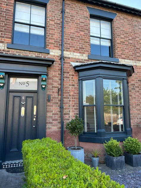 Victorian terrace make over Victorian Terrace Exterior, Victorian Terrace House Exterior, Black Terrace, Small Victorian Terrace Interior, Outside House Paint Colors, Brick Makeover, Edwardian Terrace, House Frontage, Gentlemans Room