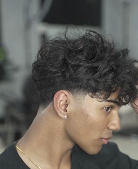 Middle Wavy Haircut, Curly Wavy Haircut Men, Haïr Style For Wavy Hair Men, Low Fade Middle Part Men, Low Taper Fade Haircut Wavy Hair Boy, Taper Fade Wavy Hair Men, Wavy Hair Taper Fade, Low Taper Haircut Curly Hair, Long Hair With Taper Fade