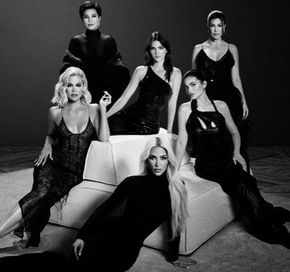 Kardashian Sisters Photoshoot, Black Family Formal Photoshoot, Kardashian Family Photoshoot, Kendall Jenner Face, Vintage Ski Posters, Event Design Inspiration, Sisters Photoshoot, Family Portrait Poses, Jenner Family