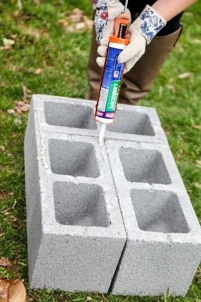 84 idées pour décorer le jardin avec des blocs en béton 36 Cinder Block Furniture, Cinder Block Garden, Diy Outdoor Bar, Backyard Landscaping Plans, Gardens Design, Diy Backyard Landscaping, Cinder Block, Small Backyard Patio, Small Backyard Pools