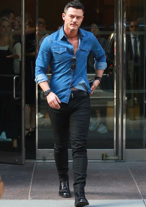 Luke Evans Style, Blue Jeans Outfit Men, Safari Online, Workout Man, Formal Men Outfit, Winter T Shirts, Mens Casual Outfits Summer, Men Fashion Casual Shirts, Stylish Men Casual