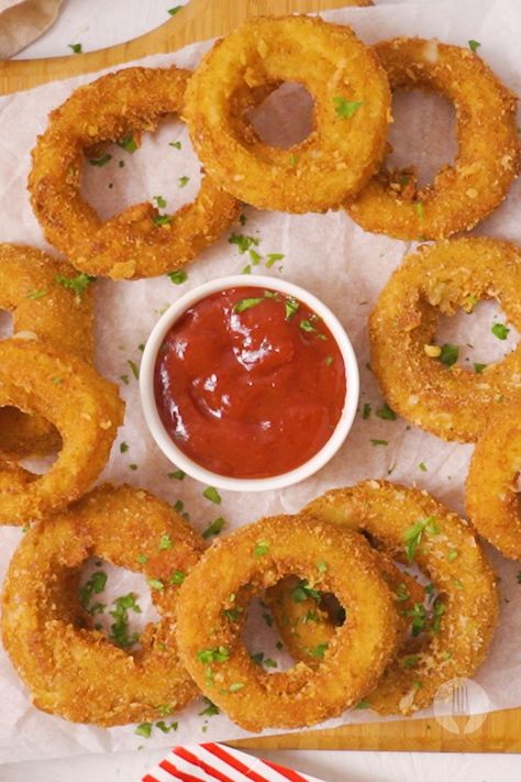 Ever wondered how to make onion rings at home? This recipe will help you make the easiest, cheese-stuffed onion rings, fuss-free! These cheesy snacks are ideal for game day eats, impressive entertaining, and hearty dinners. Stuffed Onion Rings, Union Rings, Cheesy Snacks, African Dessert, Cheesy Snack, Bbq Side Dishes, Bbq Sauce Homemade, South African Recipes, Hearty Dinner