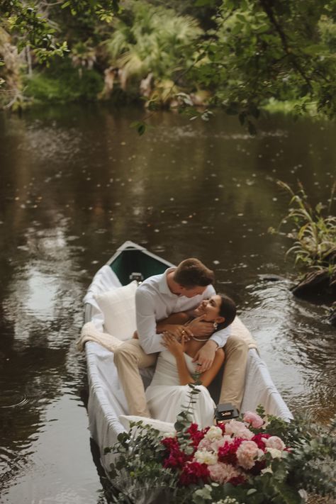 Raining Couples Pictures, Notebook Engagement Pictures, Lantern Engagement Photos, Engagement Photos Canoe, Couples Photoshoot Vintage Romantic, Wedding Photo Lake, Engagement Photo Lake, Canoe Couples Photoshoot, Rain Engagement Photos