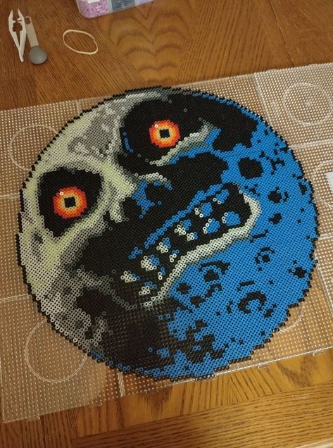 Found this creepy fellow online! I immediately knew it would go great with my Skull Kid Majora, so I made it... and so can you! Majoras Mask Moon, Video Game Perler, Pearl Art, Hamma Beads Ideas, Perler Creations, Hamma Beads, Perler Art, Perler Bead Templates, Diy Perler Bead Crafts