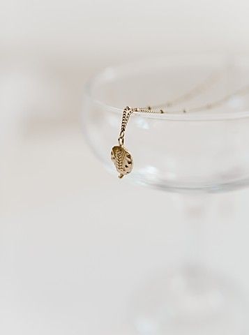 Gold necklace hanging from cocktail glass. Product photo shoot ideas. Necklace set. Fashion photographer. Lifestyle product photography Homeware Product Photography, Necklace Photo Ideas, Gold Necklace Photography, Necklace Photography Ideas Products, Necklace Shoot Ideas, White Product Photography, Necklace Photo, Necklace Photoshoot Ideas, Gold Photography