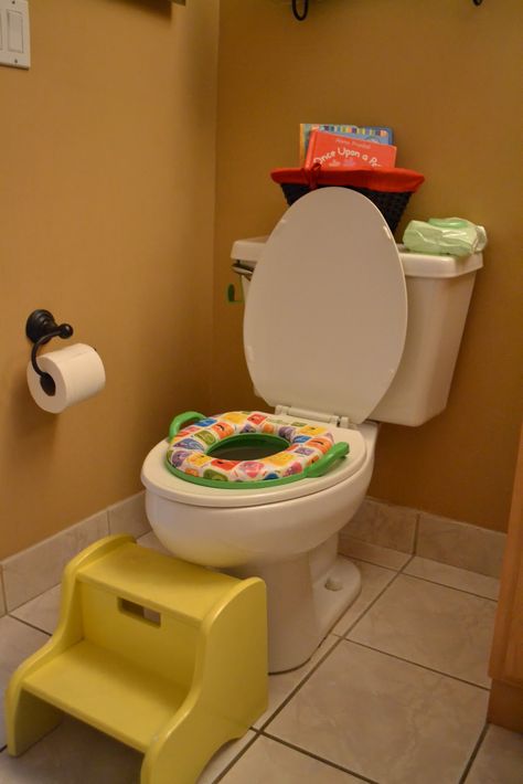 potty training Potty Training 101, Toddler Bathroom, Toilet Step, Toddler Toilet, Baby Toilet, Potty Training Boys, Toddler Potty Training, Potty Training Tips, Raising Boys