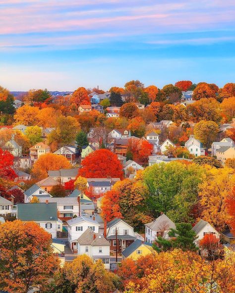 Massachusetts, USA 🇺🇸 Photo credit Free Fall Wallpaper, Autumn Magic, Autumn Scenes, Autumn Scenery, Village Life, Autumn Beauty, Fall Pictures, Autumn Cozy, Fall Wallpaper