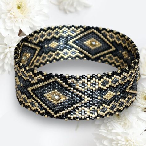 Miyuki Bracelet, Geometric Pattern Design, The Bangles, Delica Beads, Diy Pattern, Bracelet Clasps, Brick Stitch, Geometric Patterns, Bracelet Patterns