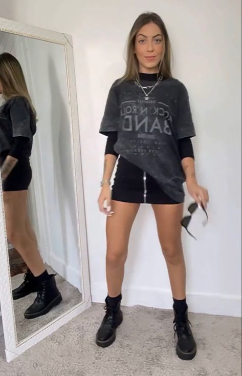 Oversized Night Outfit, Black Skirt And Leggings Outfits, Leather Skirt Festival Outfit, Hot Summer Concert Outfit, When We Were Young Festival Outfits Emo, Outfit Para Recital, Black Skirt Concert Outfit, Bruno Mars Concert Outfit Women, Concert Vibes Outfit