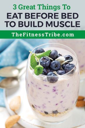 If you are trying to build muscle it is important you eat the right foods before you go to bed. Here are 3 foods to eat for dinner to build muscle. Things To Eat Before Bed, Nighttime Snacks, Food For Muscle Growth, Eating To Gain Muscle, Muscle Building Meal Plan, Snacks Before Bed, Eating Protein, Food To Gain Muscle, Night Time Snacks