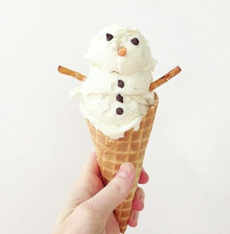 Ice cream snowman Ice Ice Cream, Ice Cream Pictures, Natural Ice Cream, Christmas Ice Cream, Ice Cream Wallpaper, Ice Cream Crafts, Ice Cream Stand, Halo Top, The Best Ice Cream