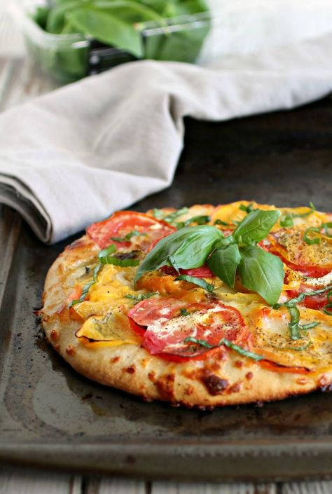 Heirloom Tomato Pizza Tart Recipes Savory, Recipe For Pizza, Tomato Pizza, Sweet Pizza, Pizza Photo, Creative Cocktails, Summer Eats, Recipe Page, Veggie Pizza