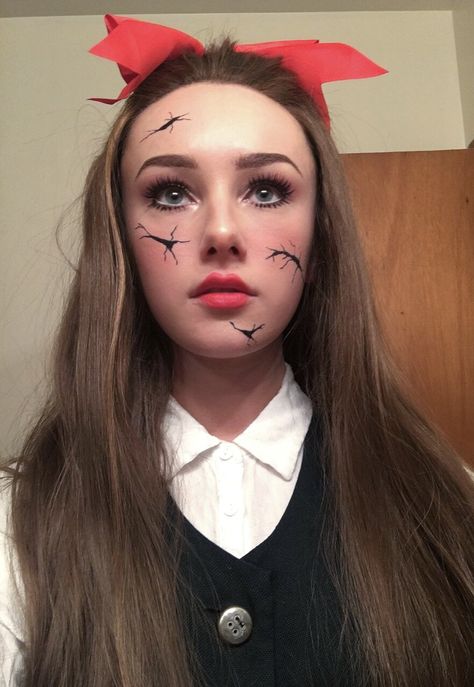 Doll Cracks Makeup, Cracked China Doll Makeup, Broken Doll Makeup Easy, Scary Doll Costume Diy, Happy Halloween Makeup, Dead Cheerleader Makeup Kid, Simple Doll Makeup Halloween, Creepy Baby Doll Makeup, Scary Doll Make Up