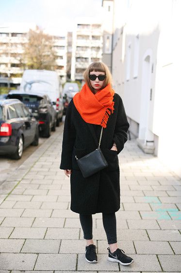 Orange Scarf Outfit, Sandro Bag, Orange Outfits, Minimalist Moda, Acne Studios Jeans, Minimalist Fashion Women, Orange Scarf, Orange Outfit, Scarf Outfit