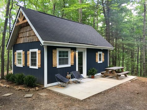 Modern cabin nestled in the Blue Ridge Mountains - Cabins for Rent in Big Island, Virginia, United States Rustic Cottage Exterior, Rustic Cabin Exterior, Cozy Homes, Small Log Cabin, Cabin Exterior, Go Glamping, Cottage Exterior, Brick Exterior House, Lake Cabins