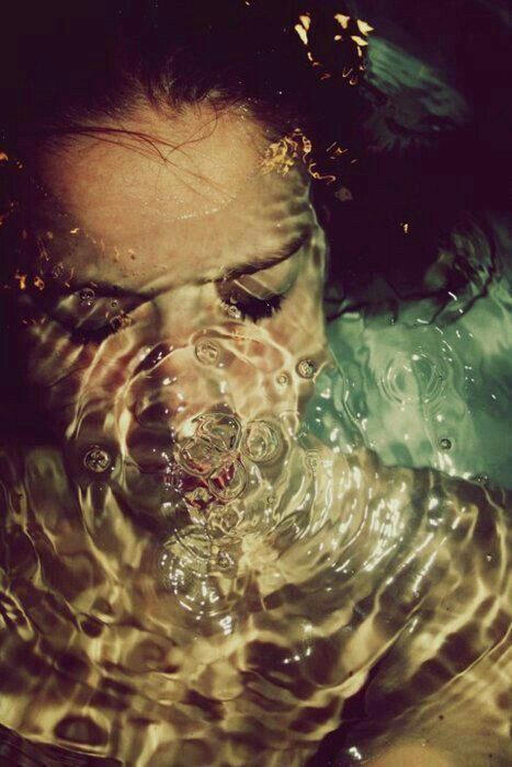 Underwater Photography Pool, Distortion Photography, Underwater Portrait, A Level Photography, Underwater Art, Photographie Portrait Inspiration, Underwater Photos, Water Photography, Arte Inspo