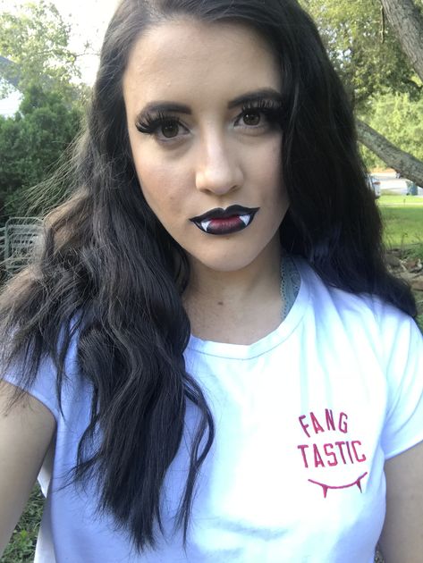 Halloween makeup, lip art, vampire lips, fangs Vampire Fangs Makeup, Vampire Teeth Makeup, Fangs Makeup, Medusa Halloween Costume, Teeth Drawing, Vampire Lips, Vampire Makeup, Vampire Teeth, Vampire Fangs