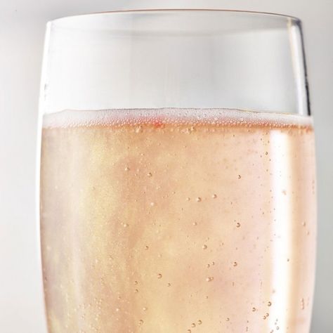 You Can Now Drink Your Prosecco With Rose Gold Glitter  - ELLE.com Amazing Drinks, Gold Bachelorette Party, Gold Drinks, Non Alcoholic Cocktails, Rose Gold Party, Golden Birthday, Glitter Party, Plan My Wedding, Wedding Drink